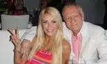 Văduva lui Hugh Hefner, dezvăluiri despre căsnicia cu milionarul. Detalii neștiute au ieșit la iveală: „Nu știu câți oameni au fost în dormitorul nostru'
