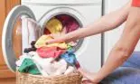 Ce se întâmplă atunci când adaugi sare în mașina de spălat? Acesta este trucul pe care orice femeie trebuie să îl cunoască