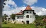Vrei să te simți ca o domniță din 1950? Cât te costă propriul conac cu un domeniu spectaculos