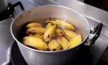 Ce se întâmplă atunci când consumi apa în care au fiert bananele. Acest remediu natural rezolvă o problemă cu care se confruntă foarte multe persoane