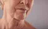 Soluția minune prin care poți scăpa de ridurile de pe gât și piept. Prepară această mască, iar pielea ta își va recăpăta fermitatea