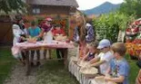 O profesoară îi învață pe turiști secretele savuroasei pâini tradiționale cu slănină