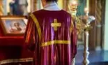 „Preotul vedetelor', în pat cu un minor. A plătit 300.000 de lei pentru a ascunde filmarea, iar păgubitul l-a dat în judecată