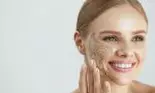 Cum se face cel mai eficient scrub antirid? Curăță bine pielea, elimină ridurile și petele întunecate