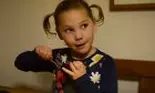 După ce a fost diagnosticată cu epilepsie, această fetiță a început să mănânce zilnic un anumit aliment. Ce s-a întâmplat imediat după?