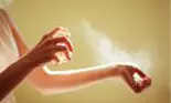 Îl folosești zilnic și aroma lui te învăluie, dar nu te-ai gândit niciodată ce pericole se ascund în spatele acestui produs de beauty