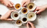 Cum să cureți cănile pătate de cafea sau ceai negru? Cele mai bune metode naturale și ieftine