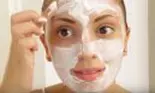 Masca naturală cu iaurt care hidratează și regenerează în profunzime pielea uscată