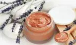 Masca naturală pe bază de cacao și iaurt, potrivită pentru orice tip de piele! Hidratează și exfoliază tenul, combate ridurile și coșurile