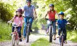 Mersul pe bicicletă, un obicei pentru tot mai mulți adulți și copii. În anul 2017, românii au cumpărat biciclete în valoare de 60 de milioane de euro
