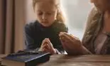 Cea mai puternică rugăciune pentru părinți. Ce cuvinte trebuie să rostești de Ziua Mamei?