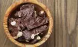 Ciocolată de casă cu alune. Desertul copilăriei, perfect pentru zilele în care ai poftă de ceva dulce