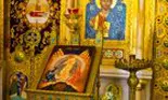 De ce se trece pe sub masă în Vinerea Mare. Obiceiul vechi pe care credincioșii îl respectă în fiecare an