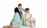 Elena Băsescu și-a dus copiii în cârcă la slujba de Înviere! Imagini cu fiica fostului președinte însărcinată în 8 luni