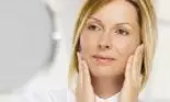 Masca din ingrediente naturale care estompează petele și oferă tenului un aspect proaspăt