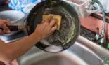 Nu spăla niciodată tigaia imediat după ce ai gătit în ea. Greșeala pe care o fac o mulțime de gospodine