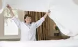 De ce este bine să-ți faci patul cu cearșafurile ude? Trucul simplu care îți va schimba viața