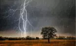 Ploile torențiale nu se opresc nici astăzi! Meteorologii au anunțat că vor fi din averse însoțite de descărcări electrice