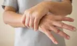 Motive pentru care îți tremură mâinile. Ce afecțiuni semnalează acest simptom?