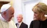 De ce a încălcat Brigitte Macron protocolul în timpul întâlnirii cu Papa Francisc? Ținuta ei a fost criticată de specialiști