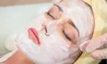 Cum să-ți faci microdermabraziune acasă cu un tratament natural pe bază de bicarbonat de sodiu? Scapi de acnee și puncte negre