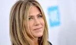 Ce face Jennifer Aniston pentru ca rujul să-i reziste pe buze întreaga zi? Trucul pe care îl poți încerca și tu!