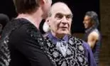 Metoda ingenioasă prin care actorul David Suchet, interpretul lui Hercule Poirot, a reușit să învețe mersul cu pași mărunți al celebrului detectiv