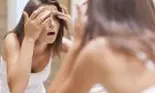 Ai testat de curând un nou produs cosmetic, iar pe tenul tău au apărut o mulțime de coșuri? Uite cum explică dermatologii acest fenomen