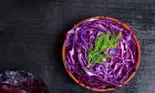 9 motive pentru care ar trebui să incluzi varza roșie în alimentația ta. Ce beneficii are pentru sănătate?