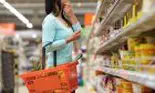 O mamă singură din Marea Britanie merge zilnic la supermarket pentru a învinge singurătatea