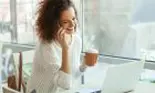 Telefonul mobil, unul dintre motivele pentru care îţi apar coşuri