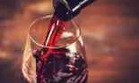 Un pahar de vin pe zi ține dentistul departe