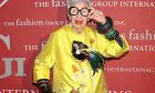 Povestea ochelarilor extravaganți pe care-i poartă Iris Apfel, celebrul model de 97 de ani