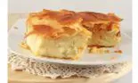 Delicioasa plăcintă cu brânză și stafide, varianta însiropată