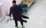 Un medic din Galați, agresat de un tânăr, în spital. Momentul a fost filmat