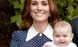 Prințul Louis împlinește 1 an. Reprezentanții Casei Regale Britanice au publicat un portret al micuțului, tradiție respectată și în cazul Prințului George și Prințesei Charlotte
