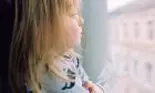 Fetița de la fereastră. O familie a vrut să adopte acest copil, dar agenția de adopții le-a transmis părinților că fac o mare greșeală