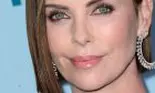 Charlize Theron, schimbare radicală de look. Arată cu 10 ani mai tânără!