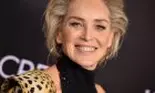 La 61 de ani, Sharon Stone a recreat celebra scenă sexy din Basic Instinct pentru coperta revistei Vogue, ediția de Portugalia