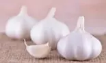 Ce se întâmplă dacă pui un cățel de usturoi sub pernă