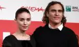 Joaquin Phoenix și Rooney Mara s-au logodit după trei ani de relație