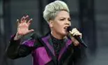 Pink, recuperare „brutală' în urma unei intervenții chirurgicale la șold