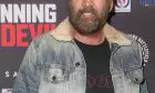 Nu îl recunoști! Cu geacă de blugi și pălărie, așa a apărut pe covorul roșu un celebru actor!