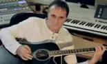 Vi-l mai amintiți pe Mircea Rusu, interpretul celebrei melodii „Omul bun și pomul copt”? Cum arată azi, la 63 de ani, îndrăgitul folkist