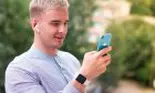 De necrezut! Acest bărbat a dat în judecată gigantul Apple pe care-l consideră vinovat de faptul că l-a determinat să devină homosexual