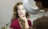 Cum se realizează îngrijirea tenului cu dispozitive hi-tech
