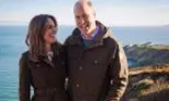 Cât de mult îi seamănă Kate Middleton mamei sale! Fotografie nemaivăzută cu ducesa de Cambridge nou-născută alături de mama ei
