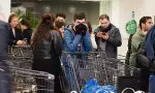 Gata cu luptele pentru hârtie igienică! Ce cumpără acum oamenii în disperare