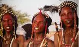Cum le impresionează pe femei bărbații dintr-un trib african? Exact cum ar face-o ele!!!