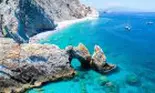 (P) Skiathos, paradis al naturii care se împletește cu reperele istorice